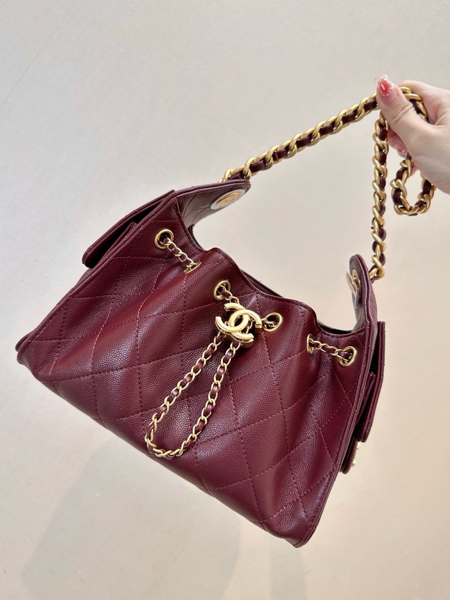 Sac Chanel Drawstring Bucket Bag en cuir grainé matelassé