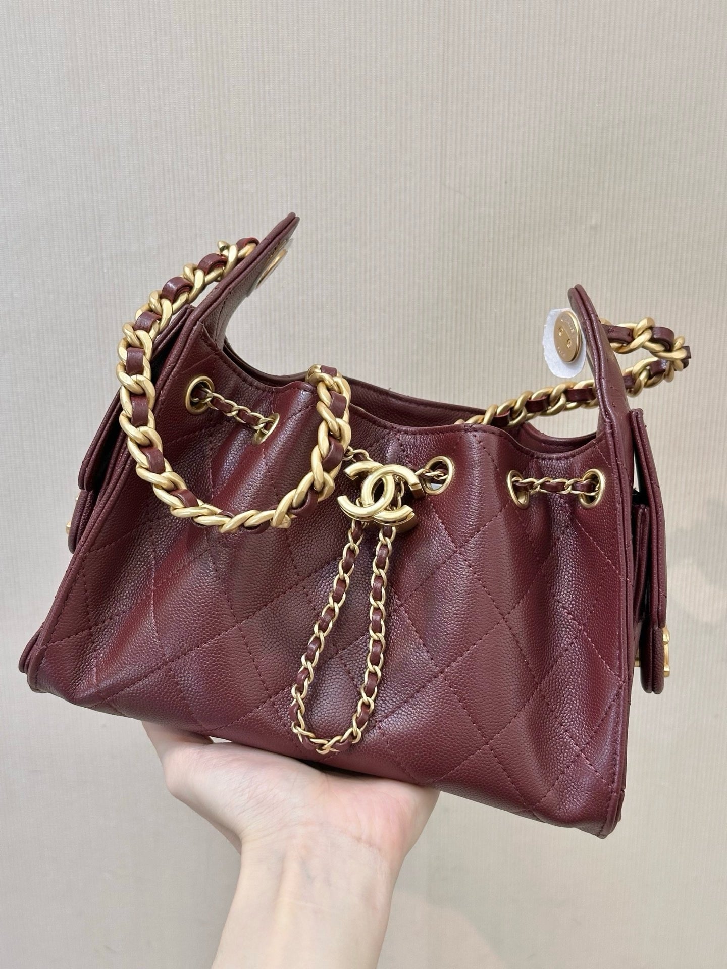 Sac Chanel Drawstring Bucket Bag en cuir grainé matelassé
