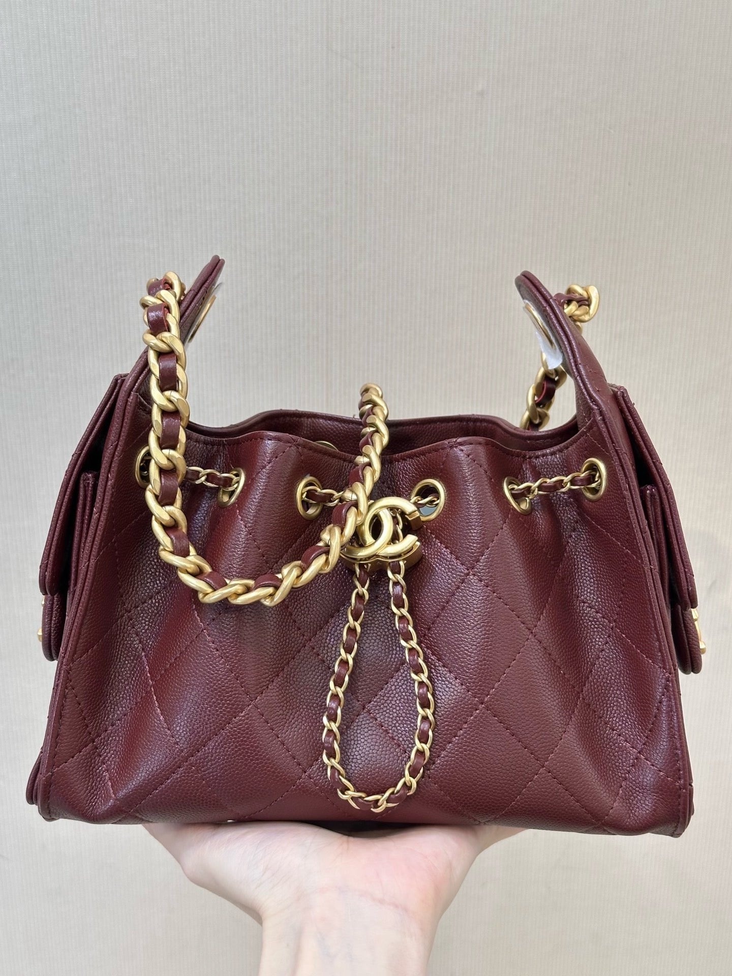 Sac Chanel Drawstring Bucket Bag en cuir grainé matelassé