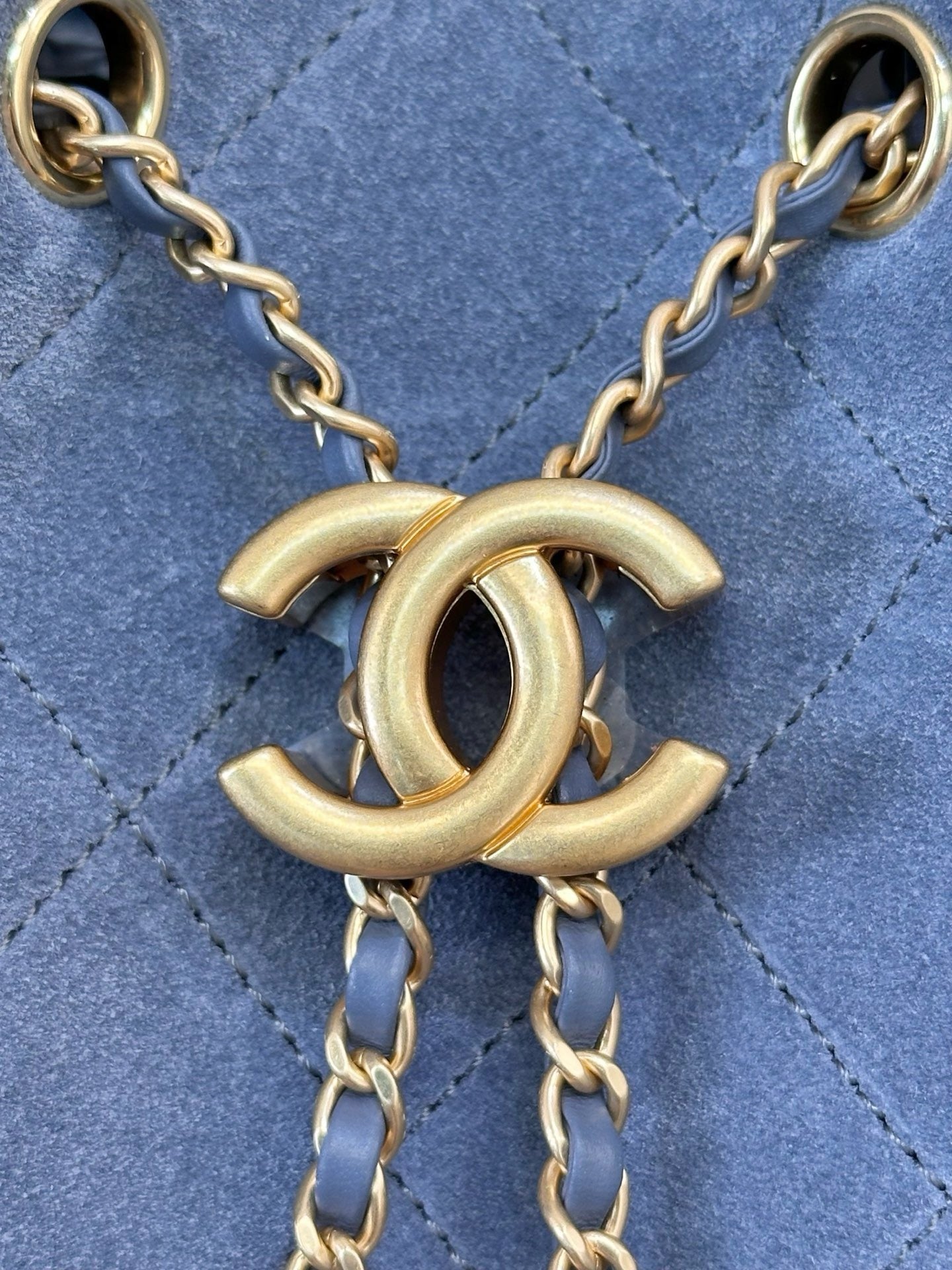 Sac Chanel Suede Quilted Drawstring Bag