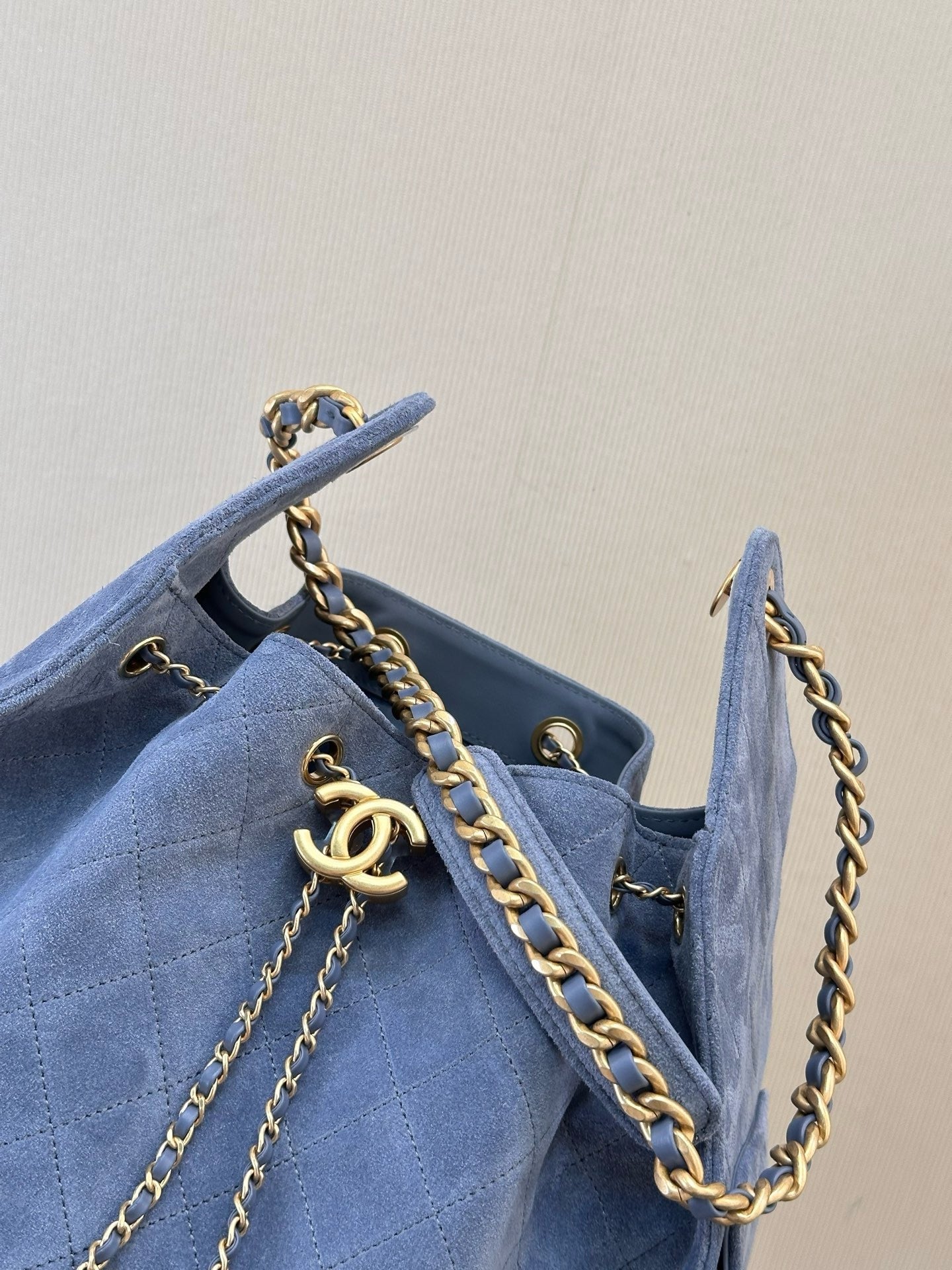 Sac Chanel Suede Quilted Drawstring Bag