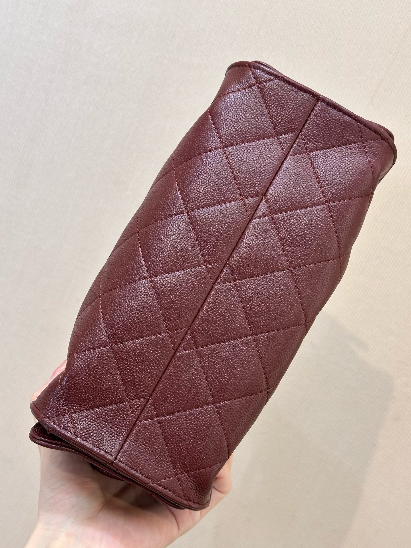 Sac Chanel Drawstring Bucket Bag en cuir grainé matelassé