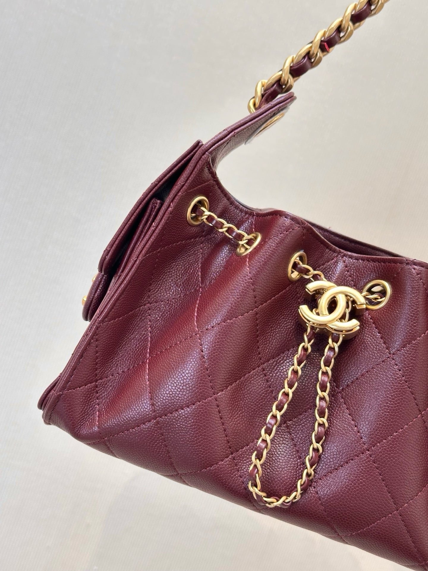 Sac Chanel Drawstring Bucket Bag en cuir grainé matelassé
